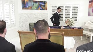 Блондинка довела до смерти старого мужа изменами » Порно ВК, Brazzers VK смотреть порно видео в HD 1080p онлайн. Бесплатно Смотреть порнуху. Браззерс Вконтакте