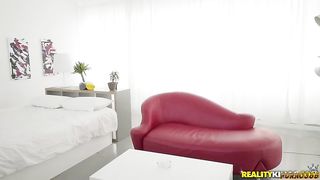 Американский хлопец пригласил русскую москвичку для бурного анального секса