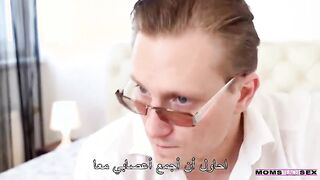 خطيبتي أمسكت بي وأنا انيك امها وتنضم لنا - سكس محارم