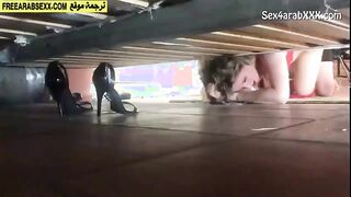 الام عالقة تحت السرير وابنها ينيكها